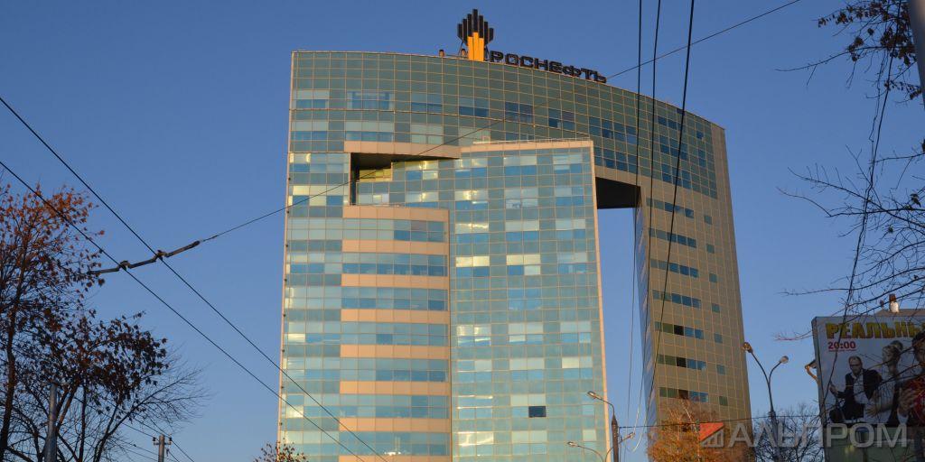 Монтаж. Сборка рекламной конструкции почти завершена. Крышная рекламная конструкция Роснефть в Самаре