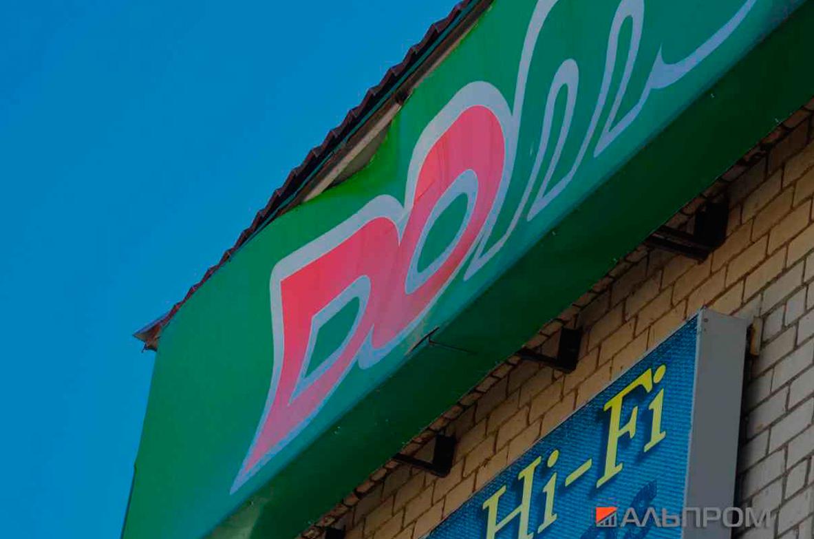 Почему вывески идут волнами и коробятся?
